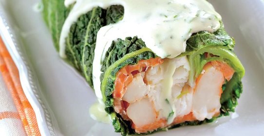 Рулет из савойской капусты с копченым лососем и филе сибаса