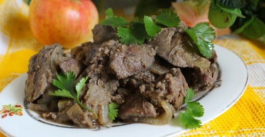Куриная печень с яблоками и луком