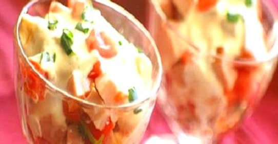 Салат с колбасой, сыром и помидорами