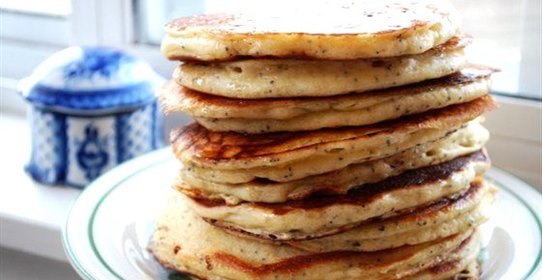 Оладьи по‑деревенски с ягодным соусом