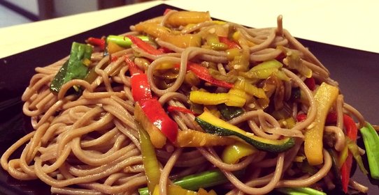Постная азиатская лапша с овощами