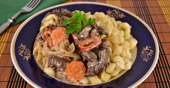 Куриная печень с овощами в духовке