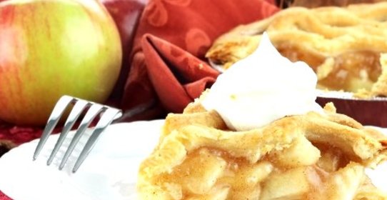 Шарлотка с яблоками на сметане