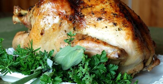 Ароматная индейка, запеченная с яблоками