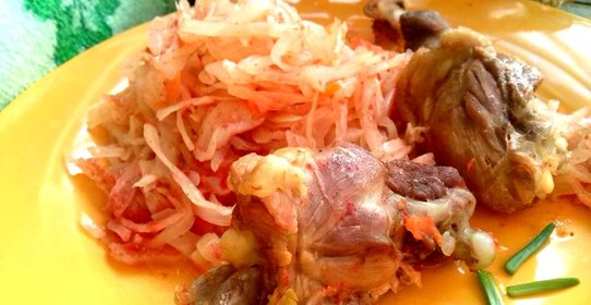 Утка, тушенная с капустой