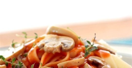 Макароны в томате с грибами и ветчиной