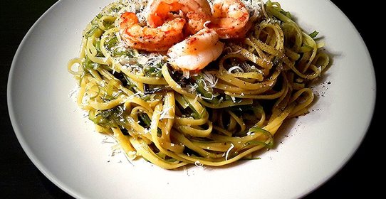 Спагетти и с чукой и креветками