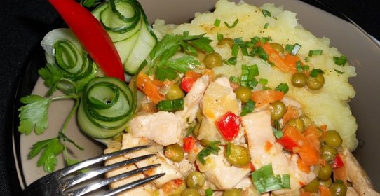 Куриное филе в сметанном соусе с зеленым горошком