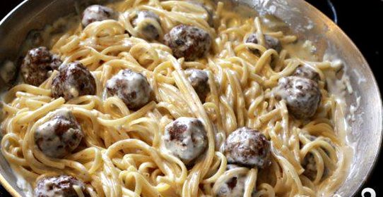 Паста Альфредо с фрикадельками
