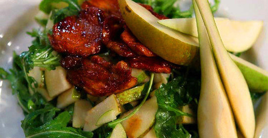 Теплый салат с куриным филе и грушей