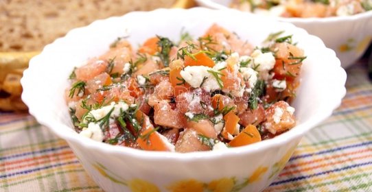 Салат с помидорами и сыром «Ия»