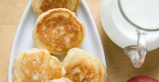 Оладьи на дрожжевом тесте с яблоками