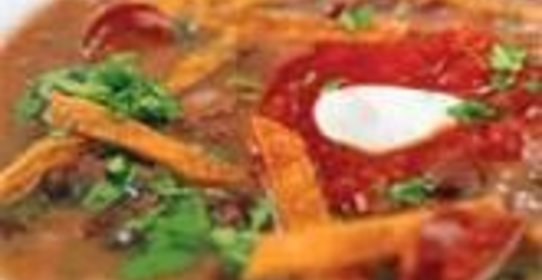 Суп из черной фасоли с чипсами из тортильи и колбасками