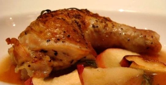 Курица с яблоками в мультиварке