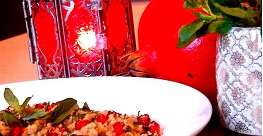 Кускус с зернами граната, кедровыми орешками, изюмом и йогуртом