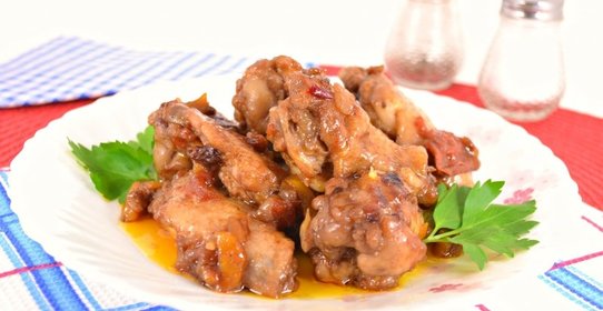 Куриные крылышки с помидорами в соке из черной смородины (в мультиварке)