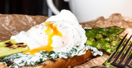 Тост со спаржей и яйцом-пашот
