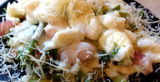 Творожные ньокки на овощной подушке со сливочно-рокфоровым соусом