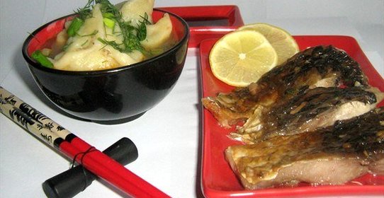 Рыбный суп с креветочными пельменями