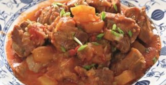 Свинина, тушенная с хурмой