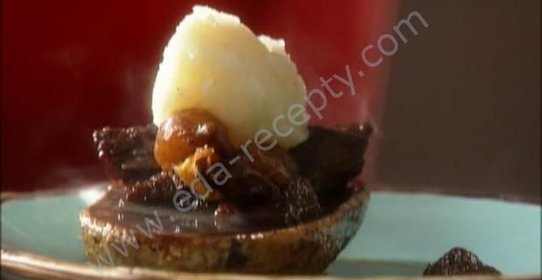 Тушеная говядина и фаршированный картофель