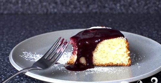 Лаймовый пирог с ежевичным соусом