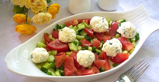 Салат овощной с шариками из феты