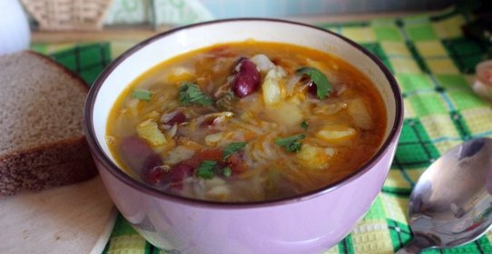Щи из квашеной капусты с фасолью и яблоком