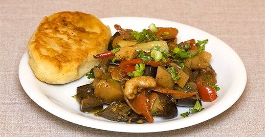 Овощное рагу с баклажанами и зеленью