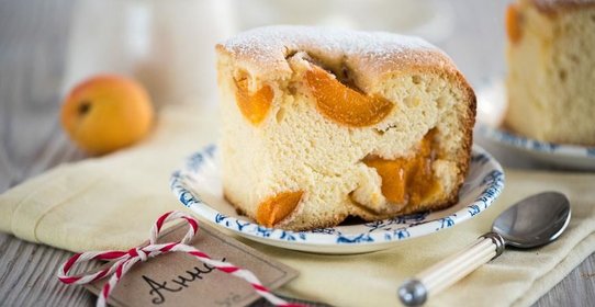 Пирог шарлотка с абрикосами