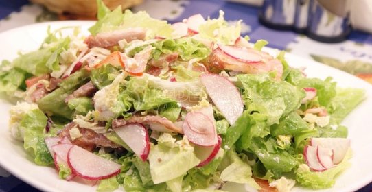 Салат с копченой грудинкой