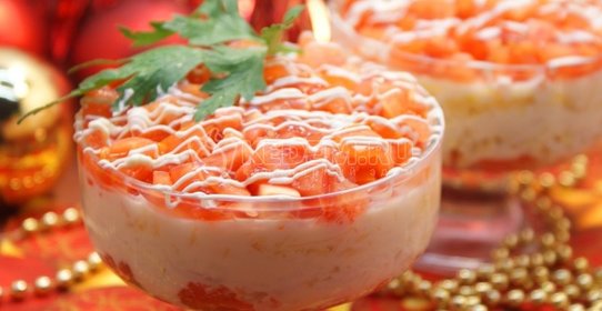 Коктейль-салат из ветчины с сыром и хлебом