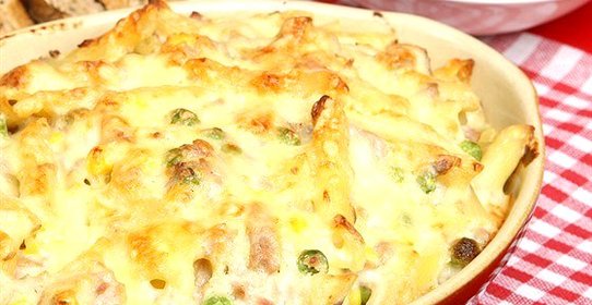 Пенне, запеченные с пармезаном, сливками и прошутто