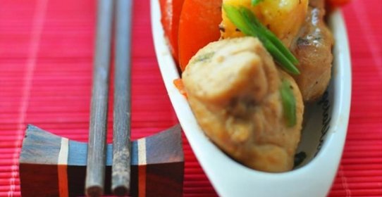 Цыпленок с ананасами и овощами по-китайски
