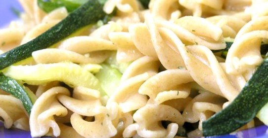 Сливочные фузилли с ветчиной и кабачками