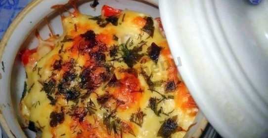 Курица с грибами-шампиньонами и сыром в горшочках