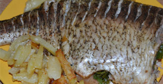 Лещ, запеченный с картошкой