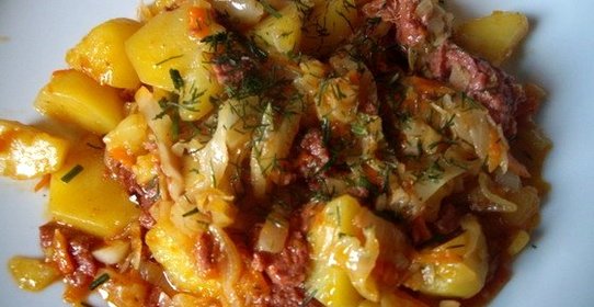 Картофель тушеный с тушенкой
