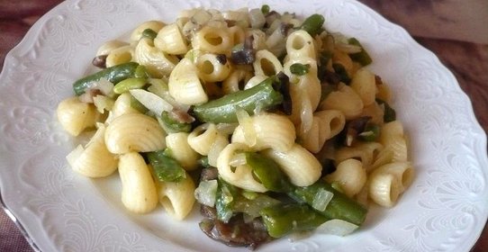Постные макароны со стручковой фасолью и грибами