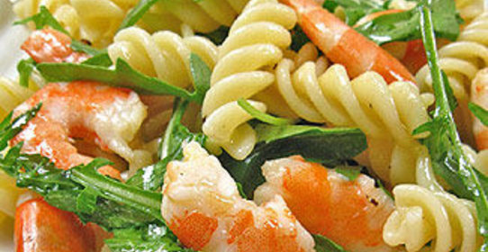 Холодная паста с креветками и рукколой