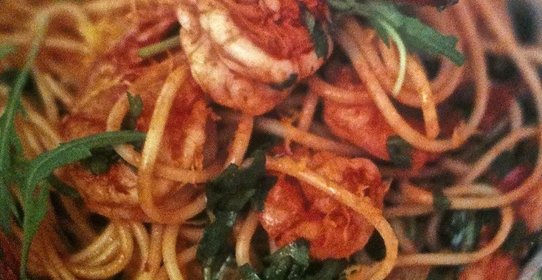 Паста с креветками и рукколой