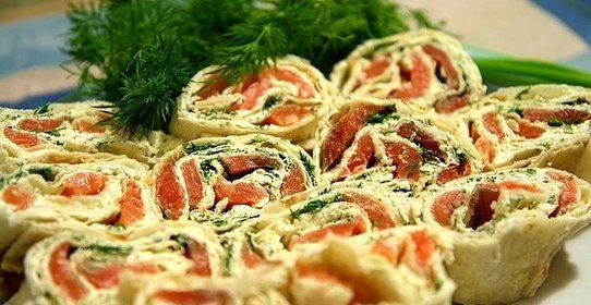 Рулетики из лаваша с форелью