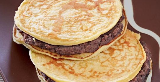 Сладкая паста из фасоли на блинчиках