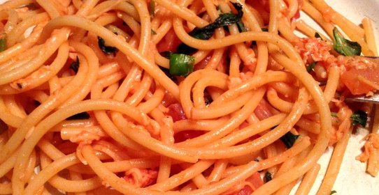 Букатини с томатным соусом и лососем