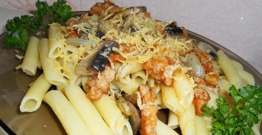 Паста с грибами и кусочками фарша в томатном соусе