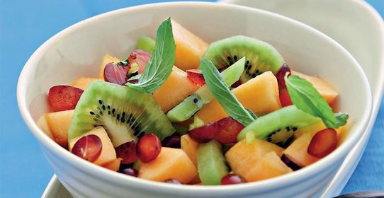 Фруктовый салат с имбирем, чили и мятным сиропом