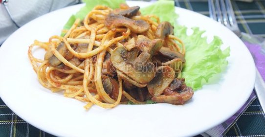 Спагетти с грибами в томатном соусе