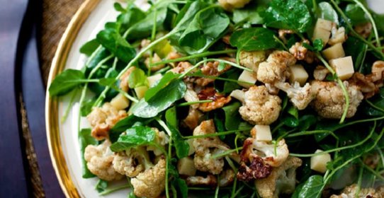 Цветная капуста с сыром, кресс-салатом и грецкими орехами