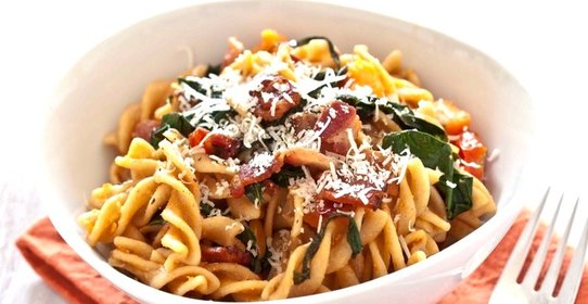 Паста с беконом и соусом