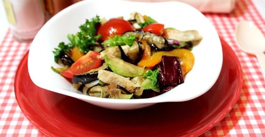 Салат с курицей и овощами гриль
